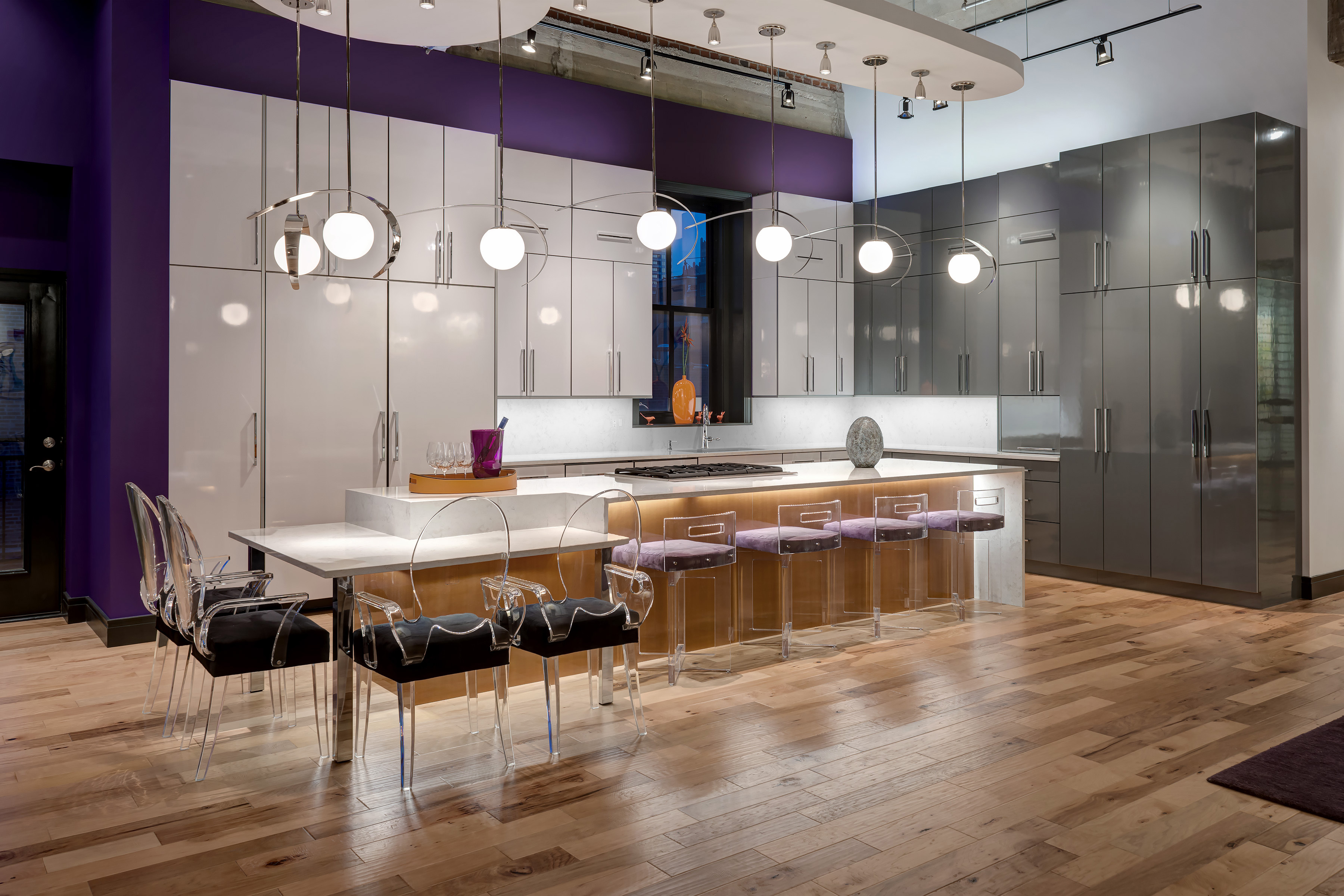 A Contemporary Kitchen Shines in High Gloss Laminate ...