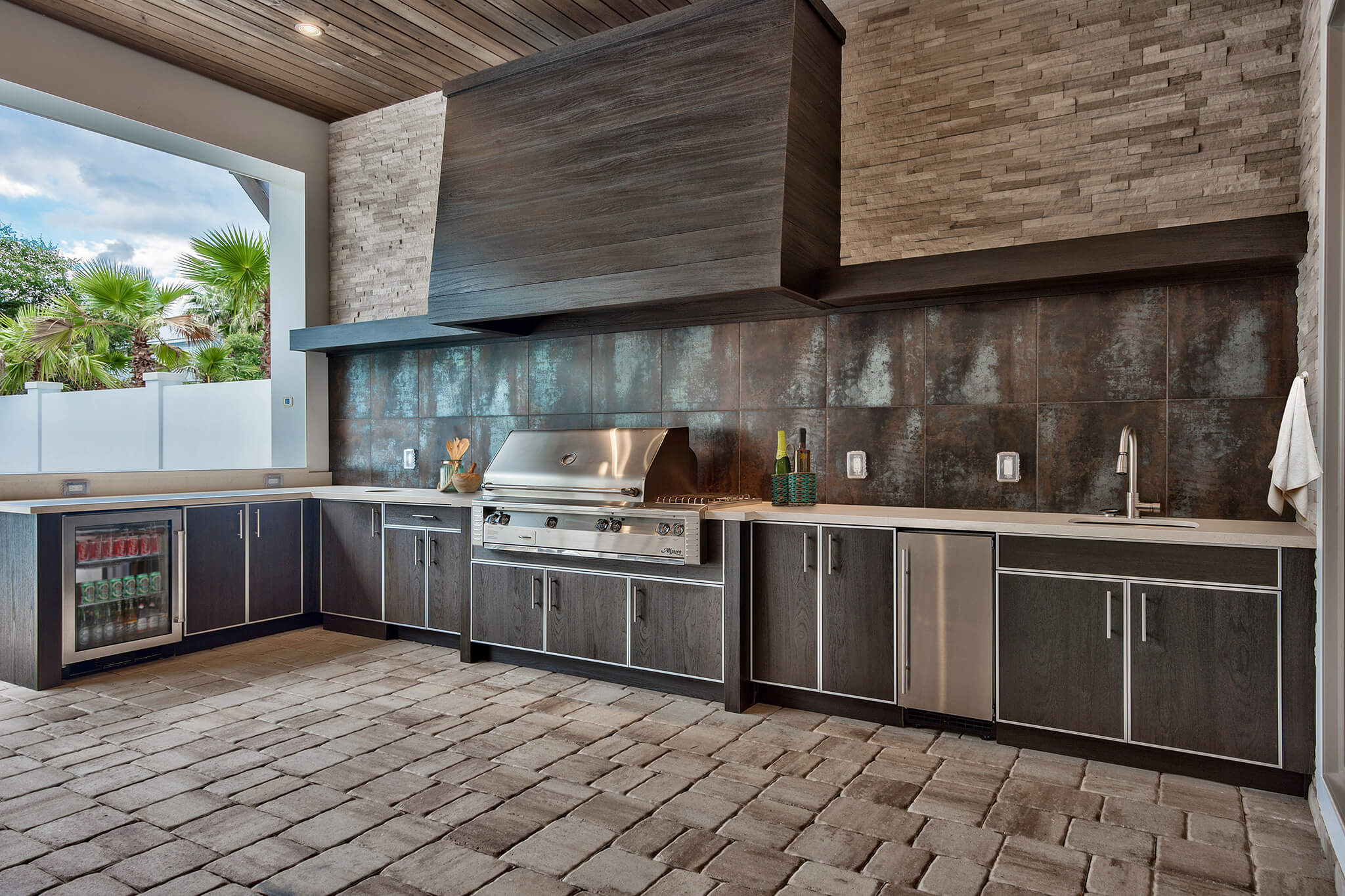 outdoor-kitchen-with-grill-sink-and-fridge-florida - Beck/Allen Cabinetry