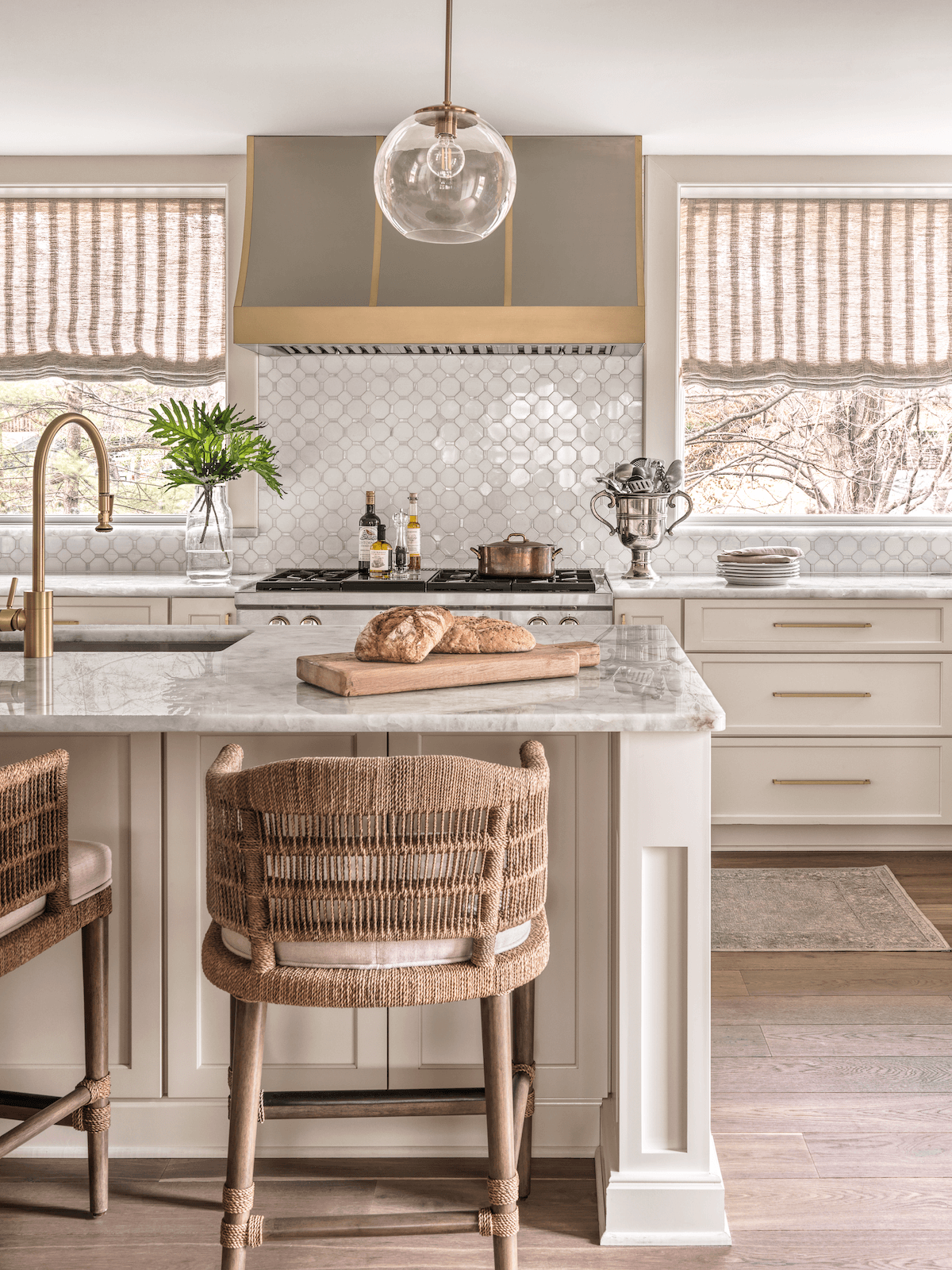 A Fashion-Forward Kitchen in Soft White and Brass
